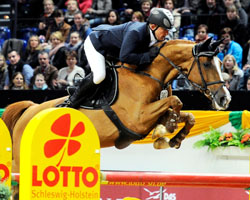 Thomas Kleis gewann in Kiel mit Questa Vittoria die 4. Qualifikation der Holsteiner Serie Lotto 3plus1. Foto: Frieler